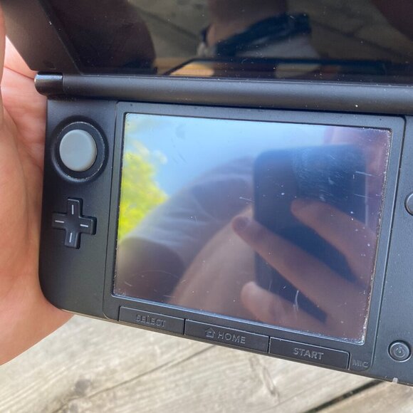 Nintendo 3DS XL Red/Black - Picture 4 of 8